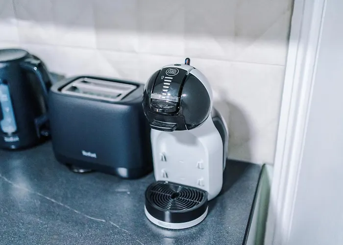 Victoria Park Studio 9 - Free Parking, Wifi, Near Train Station, Free Netflix, Prime & Disneyplus